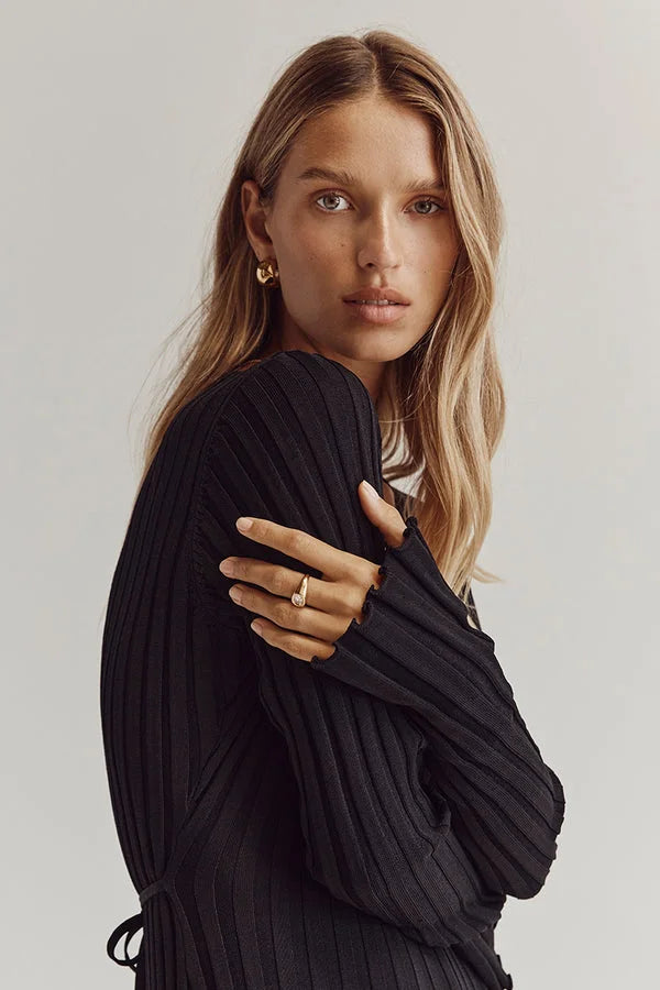 Rosa Strick | Midikleid mit V-Ausschnitt und Ärmeln