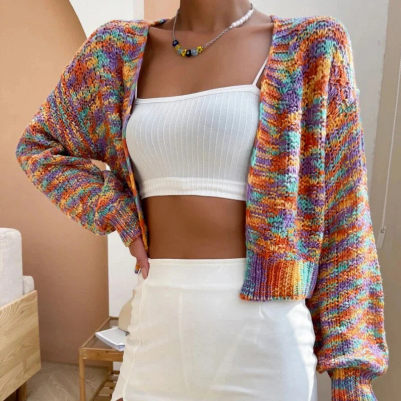 Alena | Gestrickte Kurz-Strickjacke mit Lebhaftem Regenbogenmuster