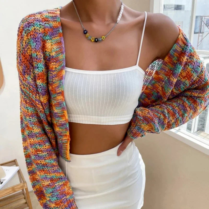 Alena | Gestrickte Kurz-Strickjacke mit Lebhaftem Regenbogenmuster