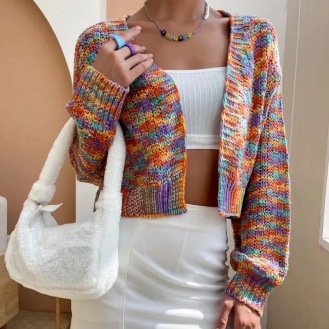 Alena | Gestrickte Kurz-Strickjacke mit Lebhaftem Regenbogenmuster