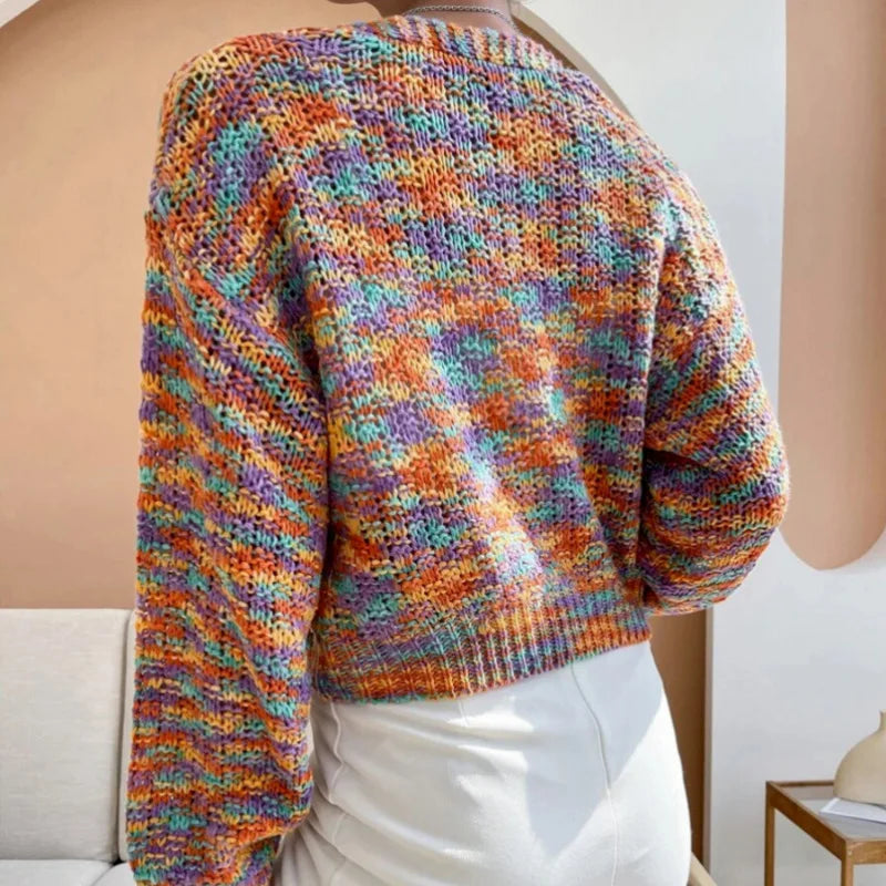 Alena | Gestrickte Kurz-Strickjacke mit Lebhaftem Regenbogenmuster